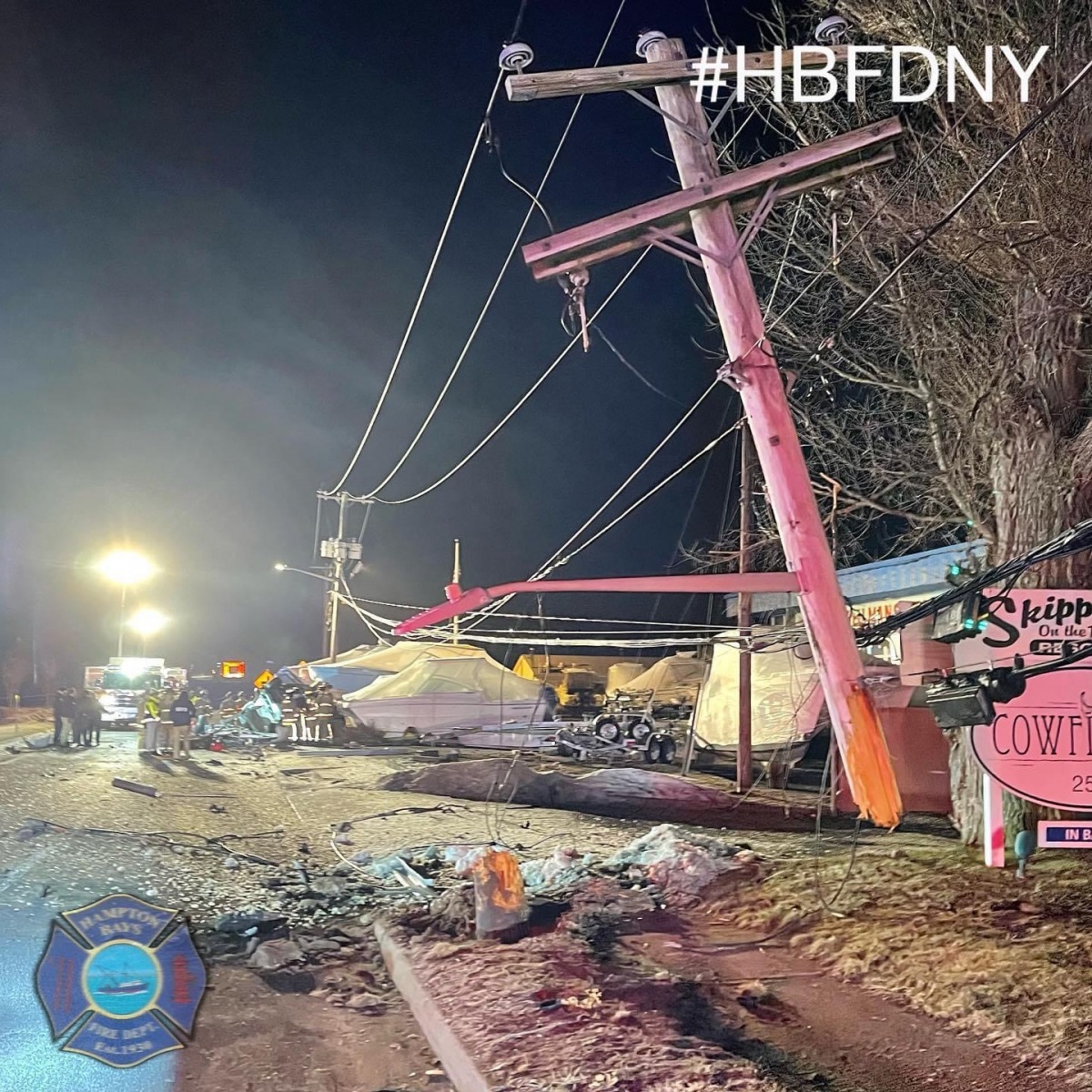 Vehículo se estrella contra un poste de electricidad y varios botes en