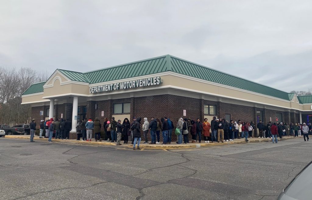 DMV amplia su horario y contrata nuevo personal para reducir las largas colas
