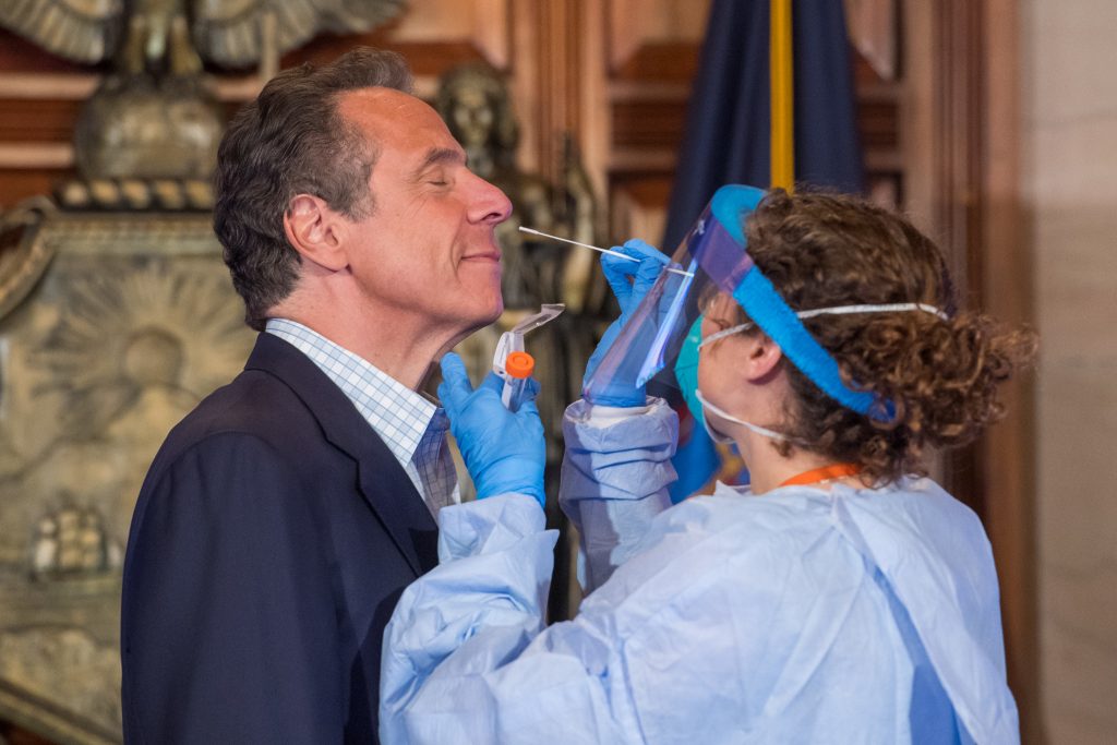 Nueva York tiene más pruebas de COVID-19 que gente interesada en hacérselas, gobernador hace llamado a neoyorquinos elegibles para que se realicen el test