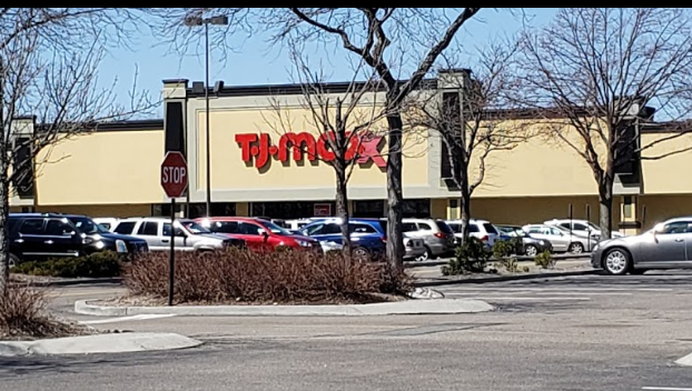 Le roban el vehículo a una empleada de TJ Maxx mientras estaba