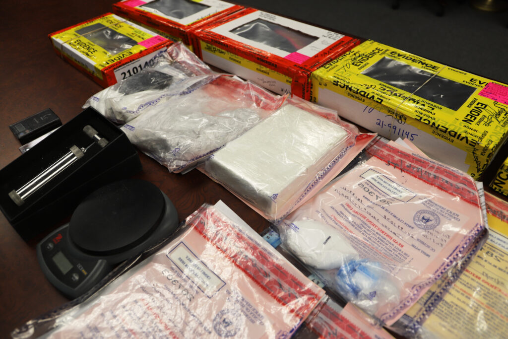 Una docena de personas son arrestadas y acusadas de traficar drogas y armas en Suffolk tras una investigación de varias agencias