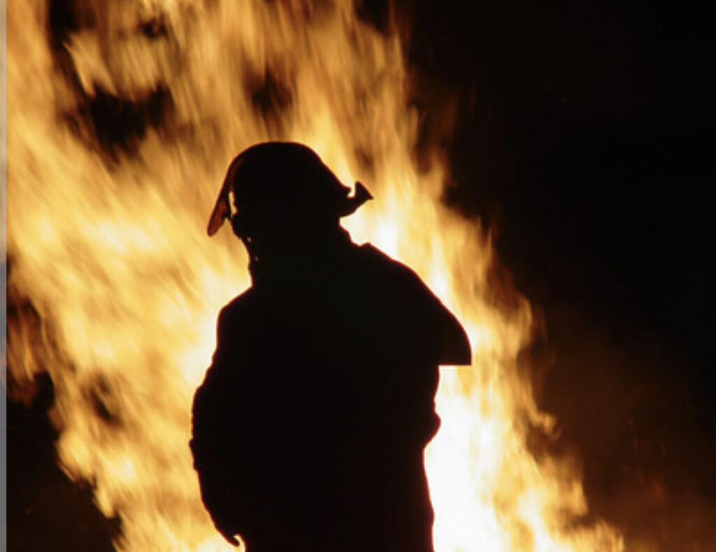 Incendio en un vehículo deja una víctima fatal en Baiting Hollow