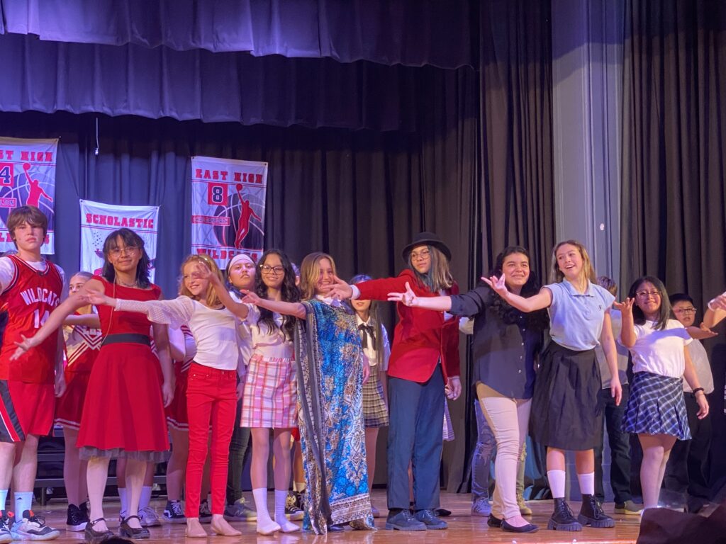 Escuela  Intermedia de East Hampton se luce poniendo en escena “High School Musical”