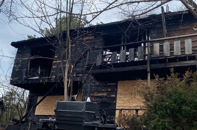 Tras incendio que destruyó complejo de apartamentos en Hampton Bays, inquilinos denuncian las “precarias condiciones” en las que vivían antes del fuego; El propietario las niega
