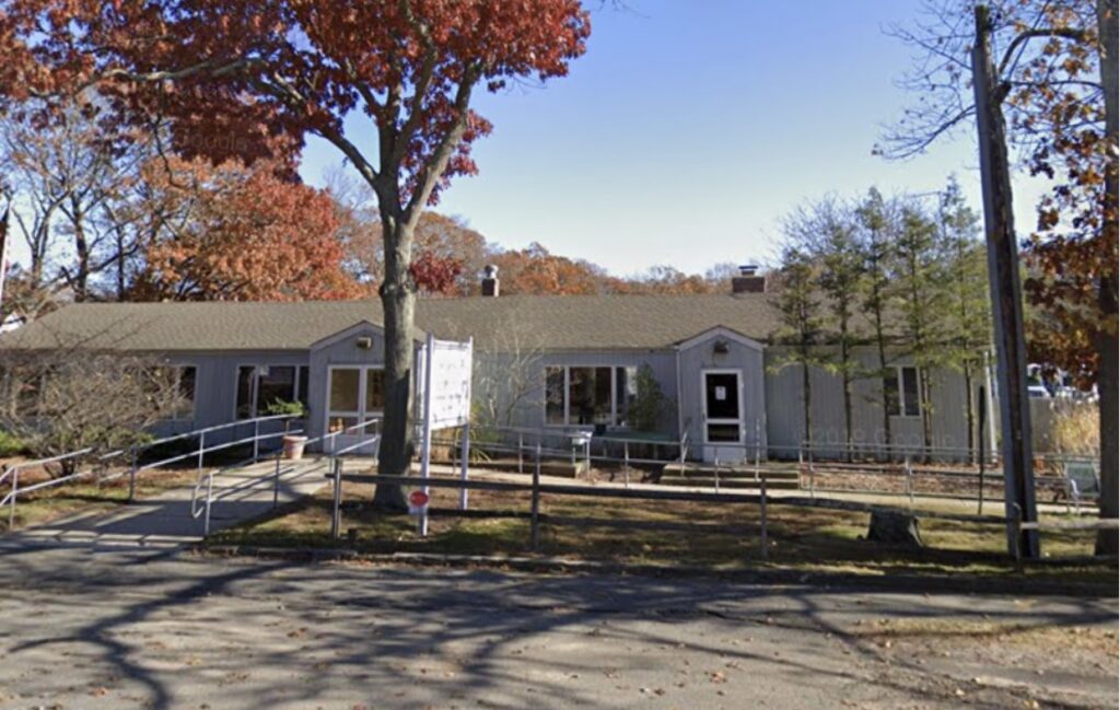 Por brote de covid cierra temporalmente centro para personas mayores  de East Hampton