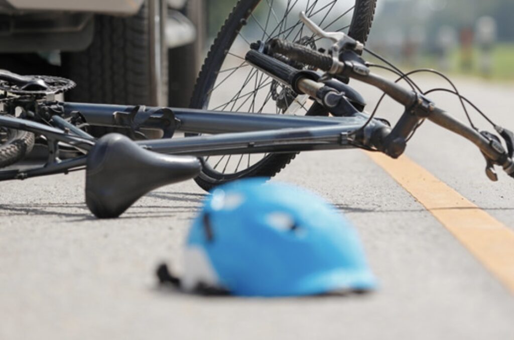 Ciclista es encontrado gravemente herido en la Montauk Highway de East Patchogue; Policía busca información