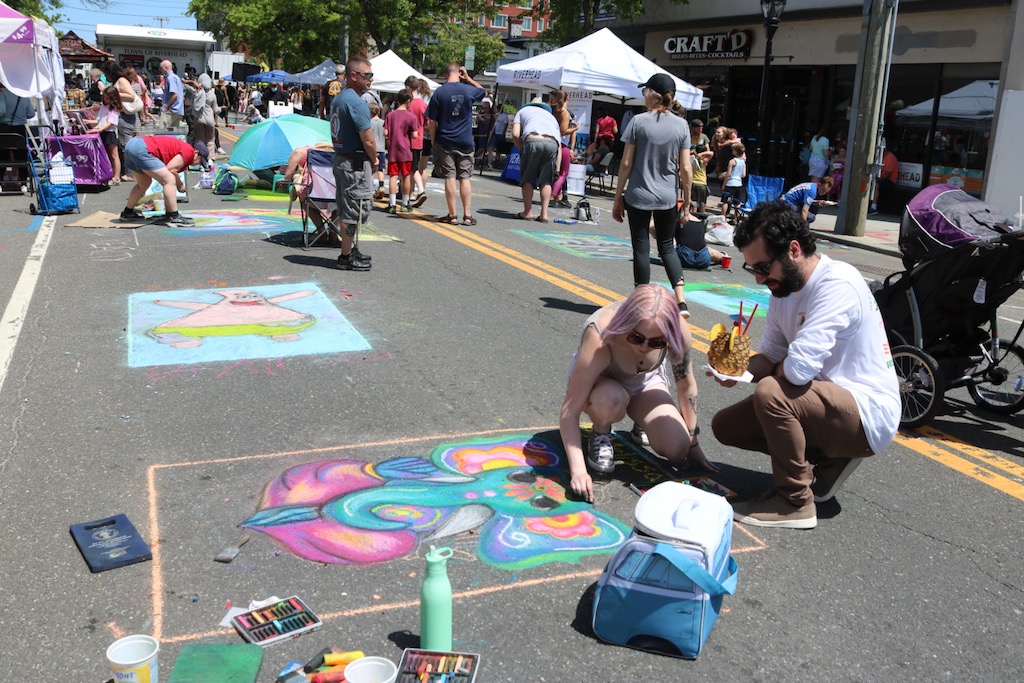 Festival de pintura callejera trae arte, música y danza a la Main Street de Riverhead