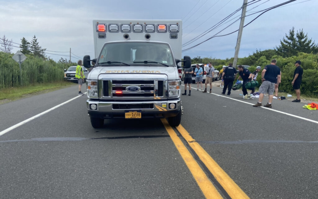 Ciclista termina en estado crítico tras accidente en Montauk 