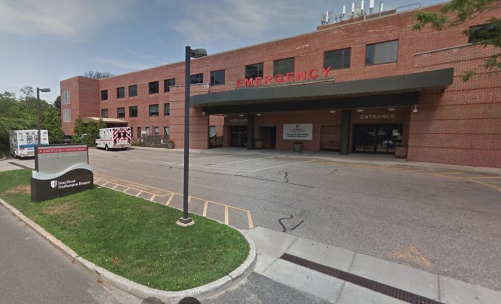 Una camioneta con dos niños a bordo fue robada del estacionamiento de una sala de emergencias de un hospital de Southampton