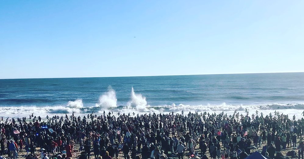 Más de mil personas participaron en el tradicional Polar Plunge de East Hampton este pasado 1 de enero