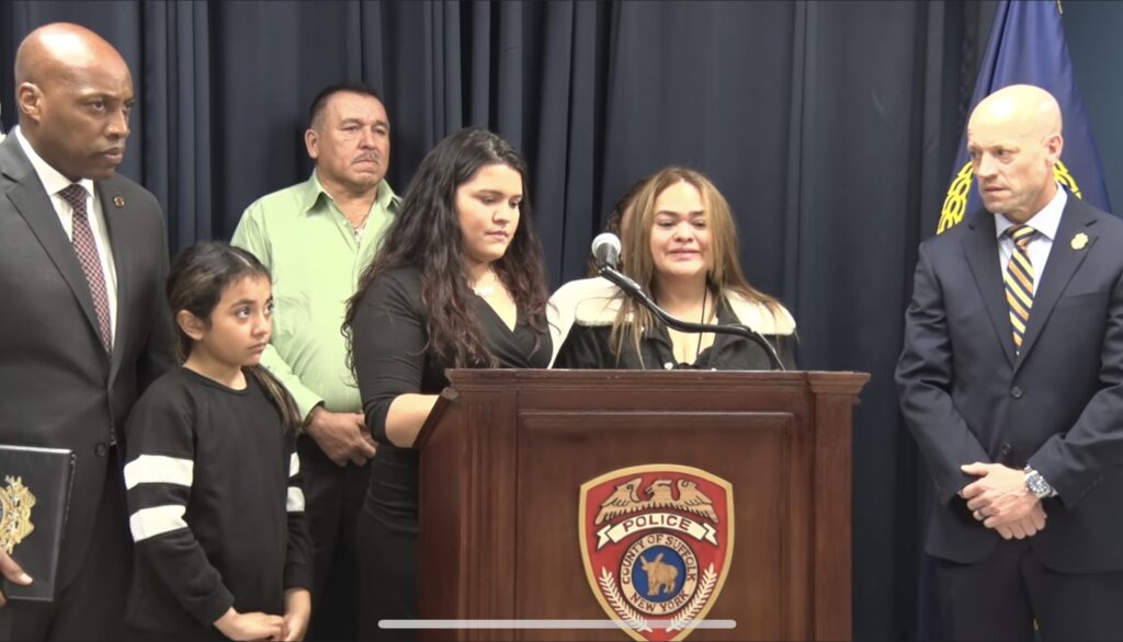 En la Semana Nacional de los Derechos de las Víctimas del Crimen policía del condado de Suffolk resalta casos sin resolver, en busca de justicia