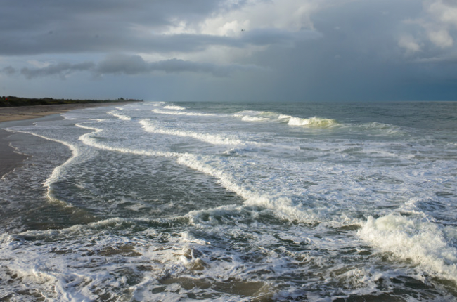 East Hampton cierra sus playas debido a las grandes olas y marejadas y se prepara para la llegada del Huracán Lee
