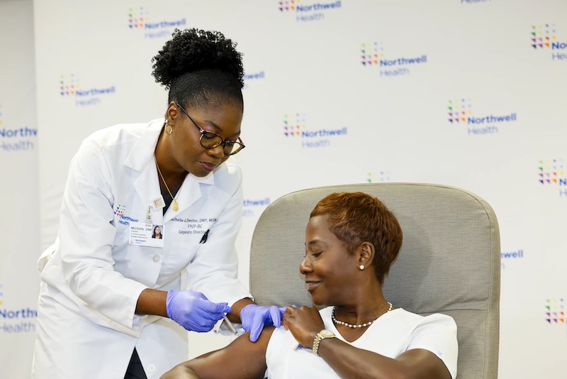Una enfermera de Northwell Health es la primera en recibir la última vacuna desarrollada por Pfizer