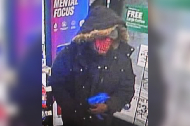 Policía revela fotografía de sospechoso de robar a mano armada estación de gasolina en Southampton