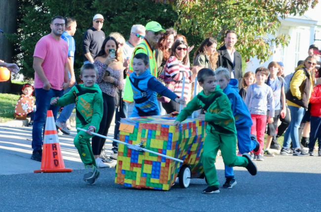 Las carreras de ataúdes, los duendes y los dulces se toman esta tarde el centro de Riverhead