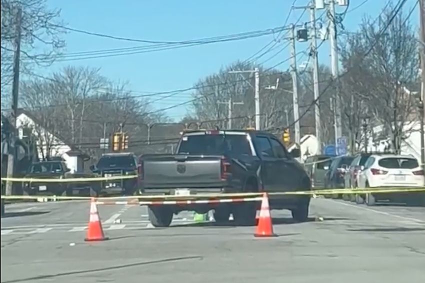 Una mujer murió después de ser atropellada cuando estaba cruzando la calle en Hampton Bays