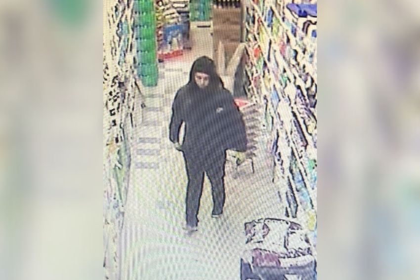 La policía ofrece recompensa para localizar a un hombre que robó en el supermercado Bravo Supermarket en Patchogue a mediados de febrero