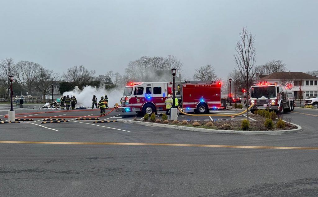 Se incendia la carga de un camión de basura en Westhampton, bomberos luchan por apagarlo