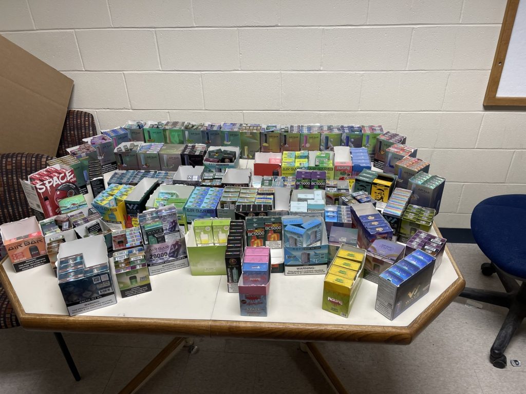 Operativo policial especial contra la venta ilegal de productos de vapeo resulta en más de una decena de arrestos en la última semana