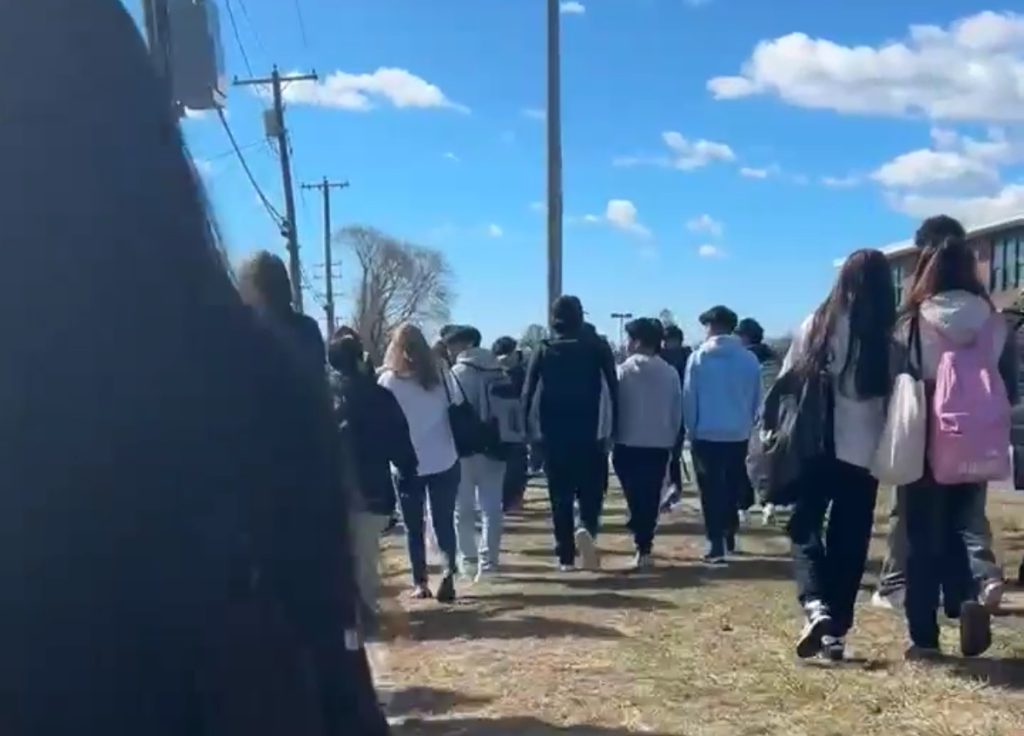Por amenaza de bomba evacúan escuelas Intermedia y Secundaria de Westhampton Beach