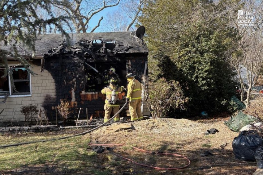 El incendio de una casa en Riverhead envía a un residente al hospital