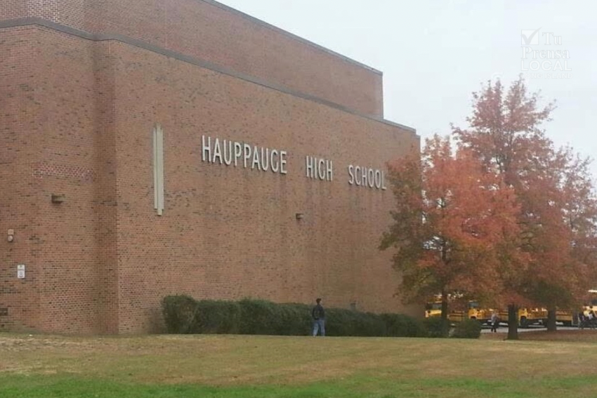 Arrestan a exalumna de Escuela Secundaria en Hauppauge por posar con réplica de rifle frente al centro educativo 
