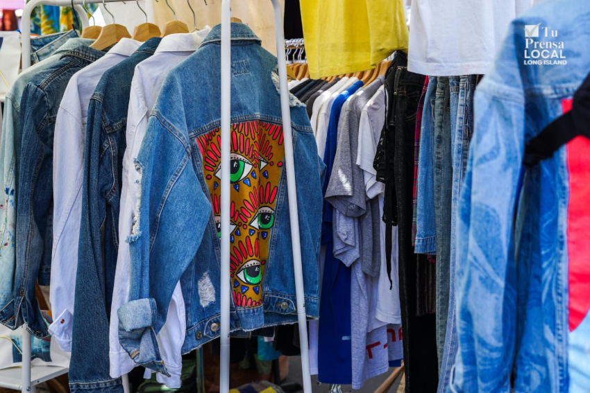Jóvenes organizan venta de ropa en Riverhead para recaudar fondos universitarios