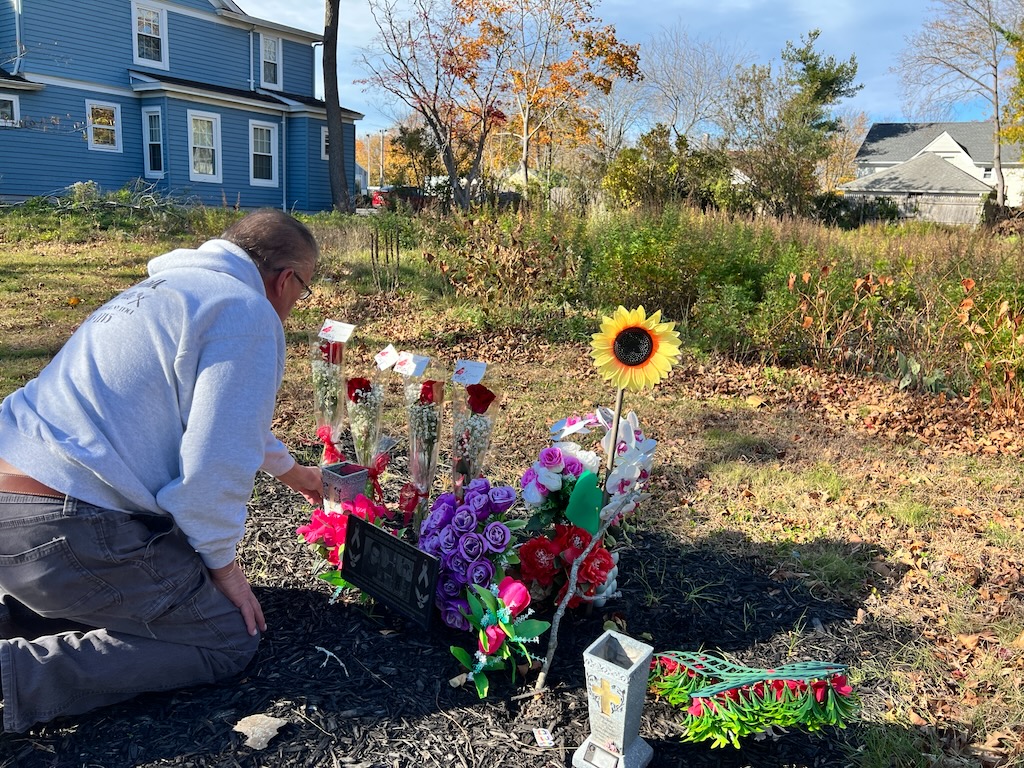 Cinco rosas para cinco vidas: Sobreviviente conmemora el cuarto aniversario del fatal incendio en Second Street en Riverhead