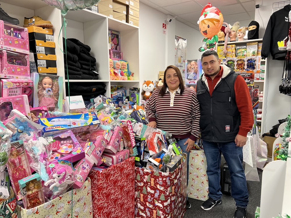 La solidaridad navideña reúne a cientos de familias en jornada comunitaria de Jireh Variedades en Riverhead