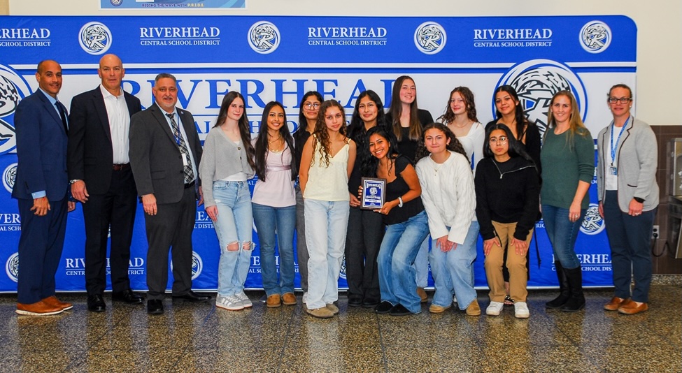 Más de 120 estudiantes-atletas de Riverhead High School reciben reconocimiento académico estatal