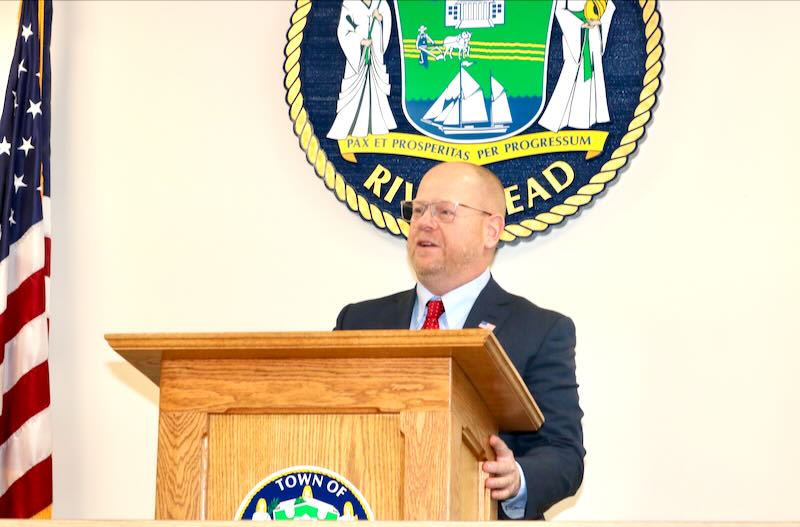 Nuevo supervisor asume el liderazgo del municipio de Riverhead