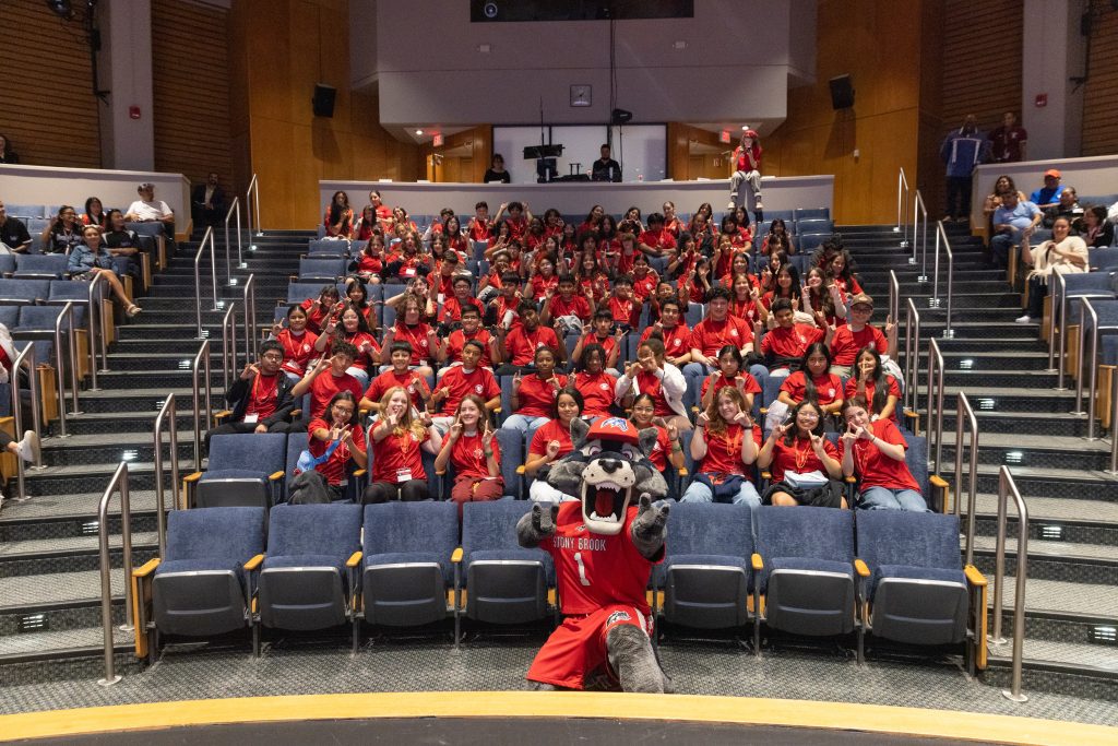 Distrito escolar de Hampton Bays se asocia con la Universidad Stony Brook para programa de preparación universitaria
