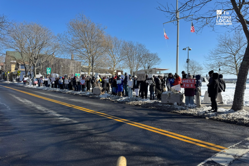 Residentes del East End se movilizan en Greenport en apoyo a familias inmigrantes tras detenciones federales