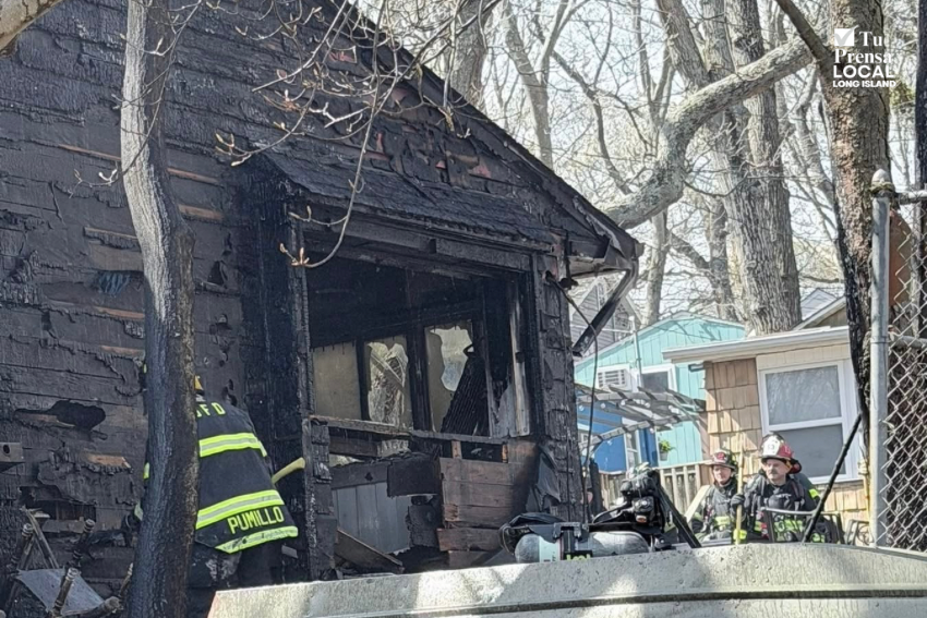 Incendio estructural en Calverton afecta tres viviendas desocupadas