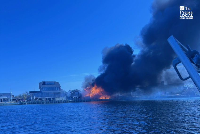Bomberos y policía controlan incendio en una vivienda de Ocean Beach; El fuego no dejó civiles heridos pero si varios oficiales atendidos por inhalación de humo