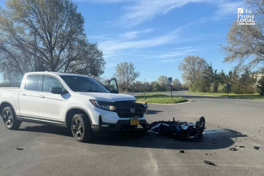 Motociclista de 22 años muere tras choque con camioneta en Riverhead