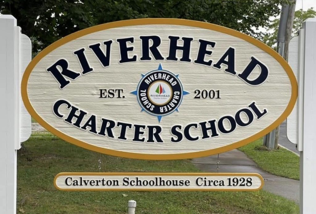 Superintendente de Charter School emite aviso preventivo sobre reportes no confirmados de ICE cerca de parada de autobús en Riverhead
