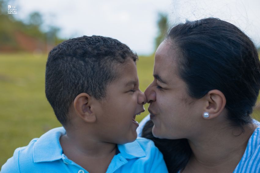 La madre latina en Estados Unidos: invisible para el sistema, indispensable para todos