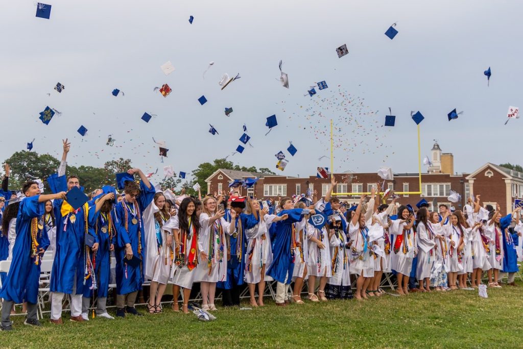 Riverhead celebra la graduación de su Clase de 2026