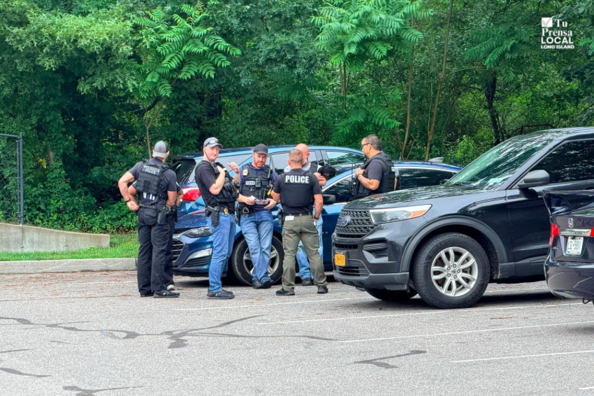 Grupo de uniformados reunidos en plaza comercial de Manorville asegura que pertenecen a la policía del estado de Nueva York y no a ICE