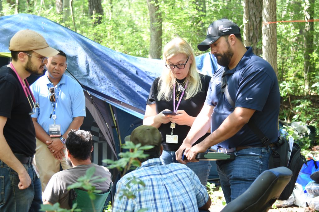 Northwell Health lleva atención médica a seis latinos sin hogar que viven en un bosque de Long Island