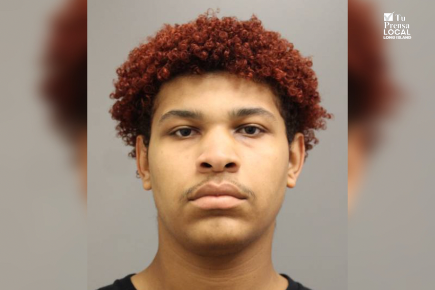 Policía: Un joven de Mastic Beach es acusado de fotografiar a un hombre en un baño de Smith Haven Mall